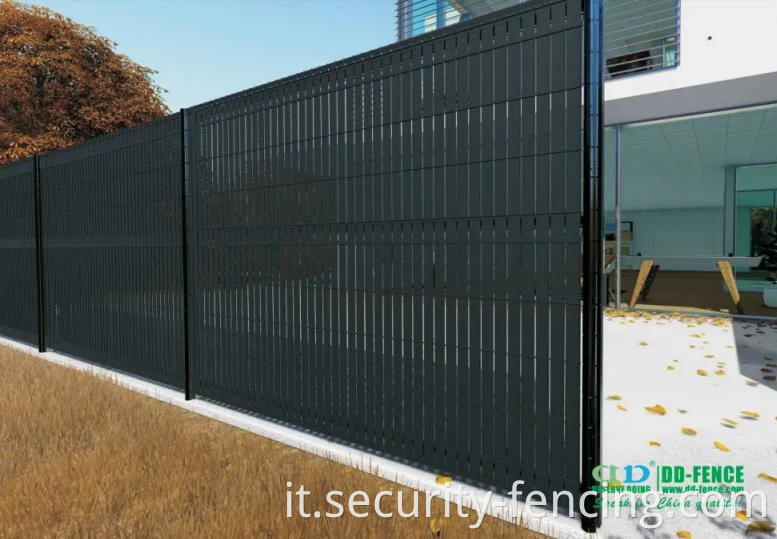 Recinzione per schermo privacy con doghe in pvc